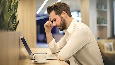Martijn Rietsveld bekijkt iconen op zijn laptop